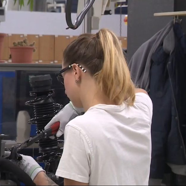 Na ilustračnej snímke zamestnankyňa pri práci.