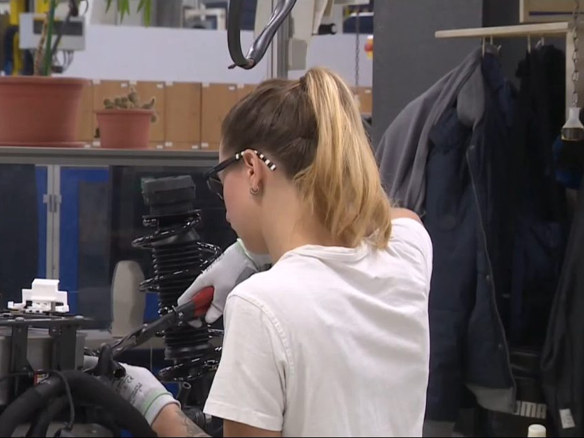 Na ilustračnej snímke zamestnankyňa pri práci.