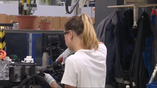 Na ilustračnej snímke zamestnankyňa pri práci.