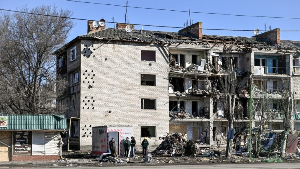 Na ilustračnej snímke zničená budova na Záporoží.