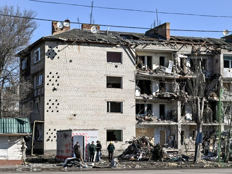 Na ilustračnej snímke zničená budova na Záporoží.