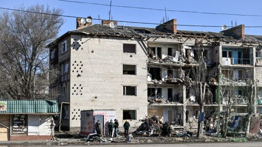 Na ilustračnej snímke zničená budova na Záporoží.