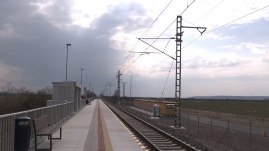 vlaková zastávka a trať