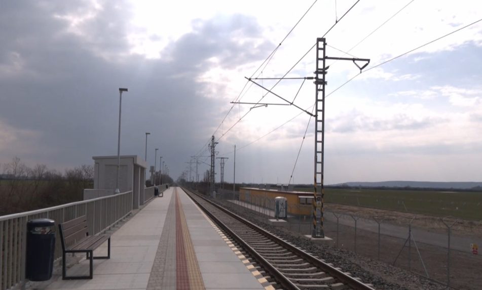 vlaková zastávka a trať