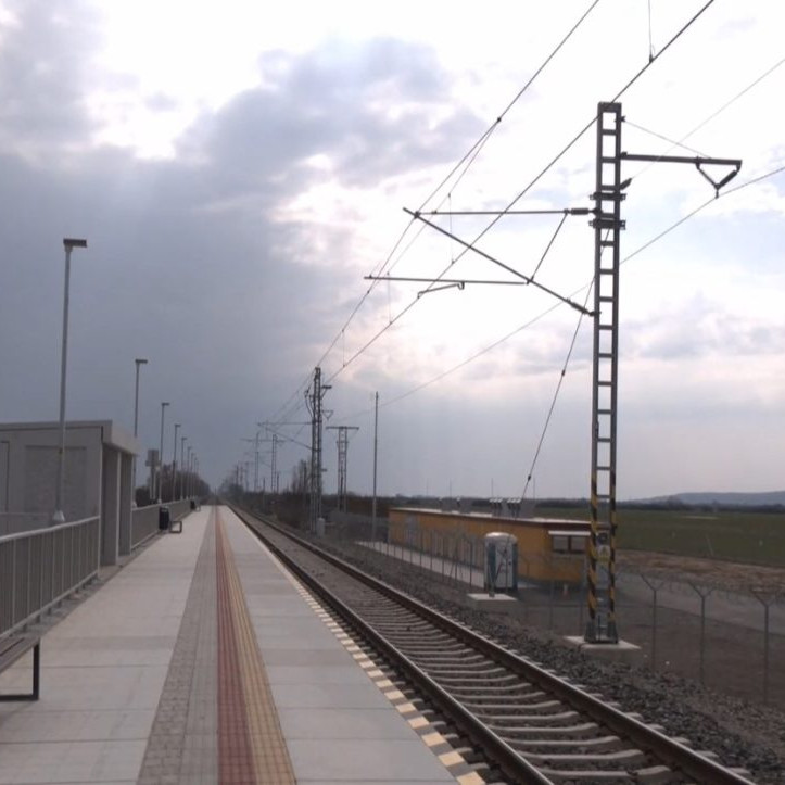 vlaková zastávka a trať