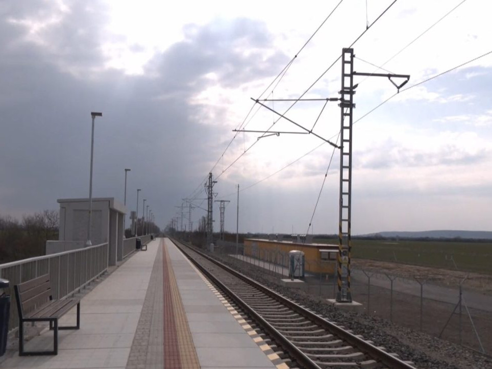 vlaková zastávka a trať