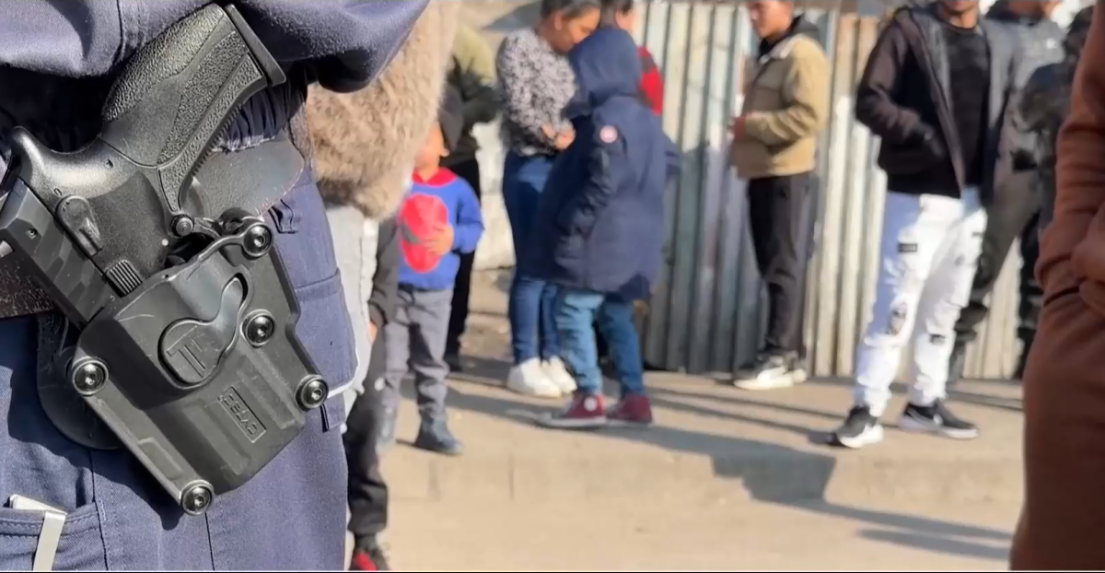 Na snímke policajt v rómskej osade.