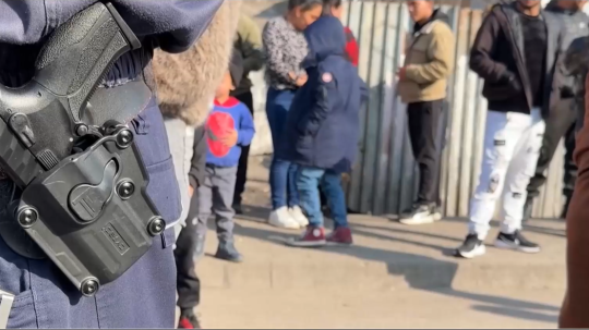 Na snímke policajt v rómskej osade.