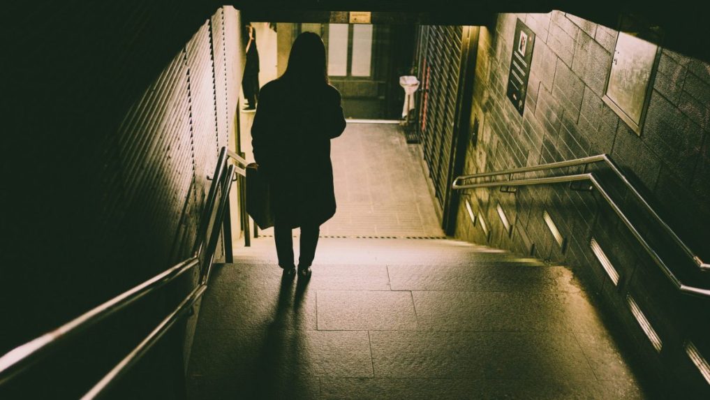Na ilustračnej snímke žena vchádza do podchodu.
