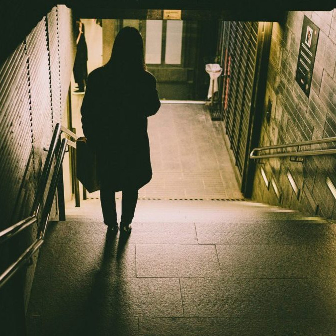 Na ilustračnej snímke žena vchádza do podchodu.