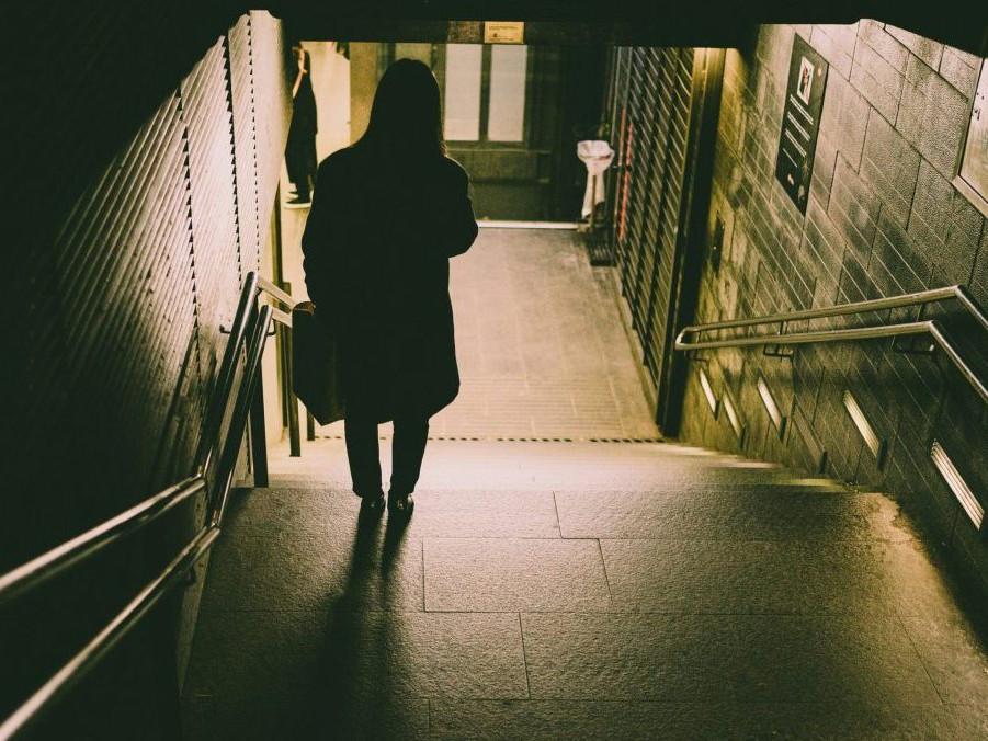 Na ilustračnej snímke žena vchádza do podchodu.