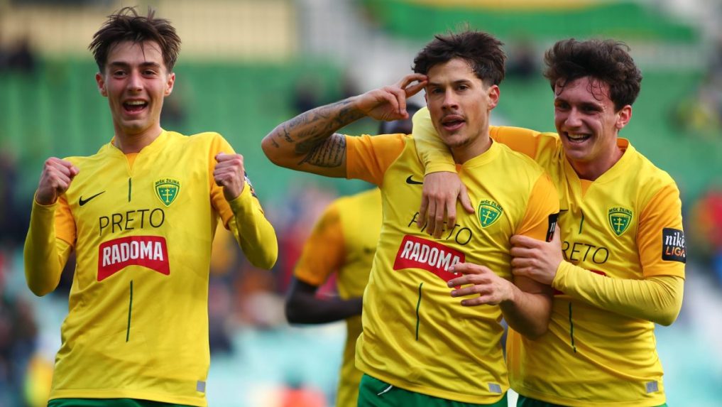 Žilinčania sa radujú z gólu.