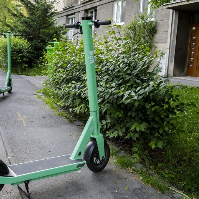 Na snímke zaparkované elektrické kolobežky v Bratislave.