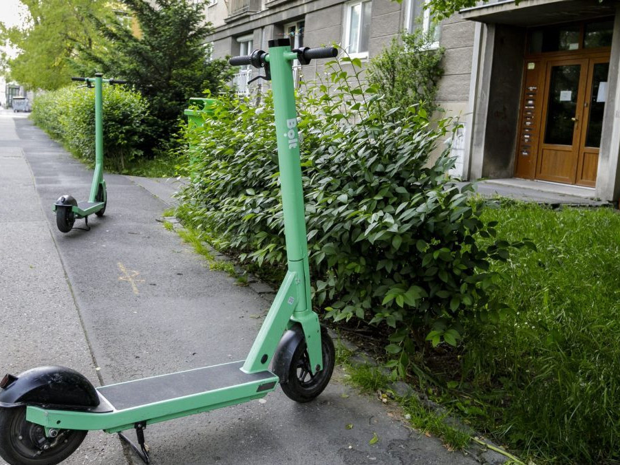 Na snímke zaparkované elektrické kolobežky v Bratislave.