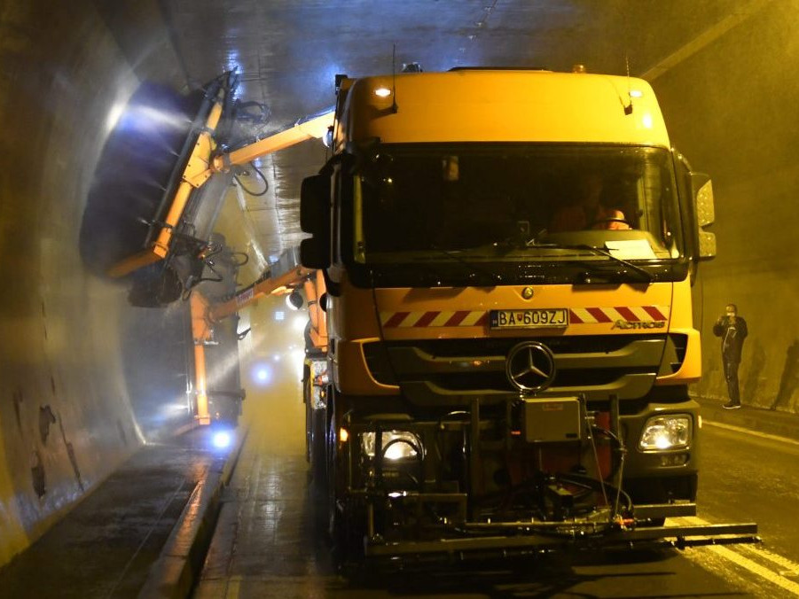 Jarná údržba v diaľničnom tuneli Branisko.