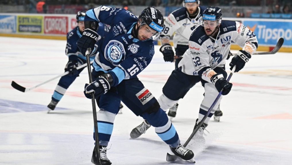 Marko Stacha a Ryan Sproul v súboji o puk.