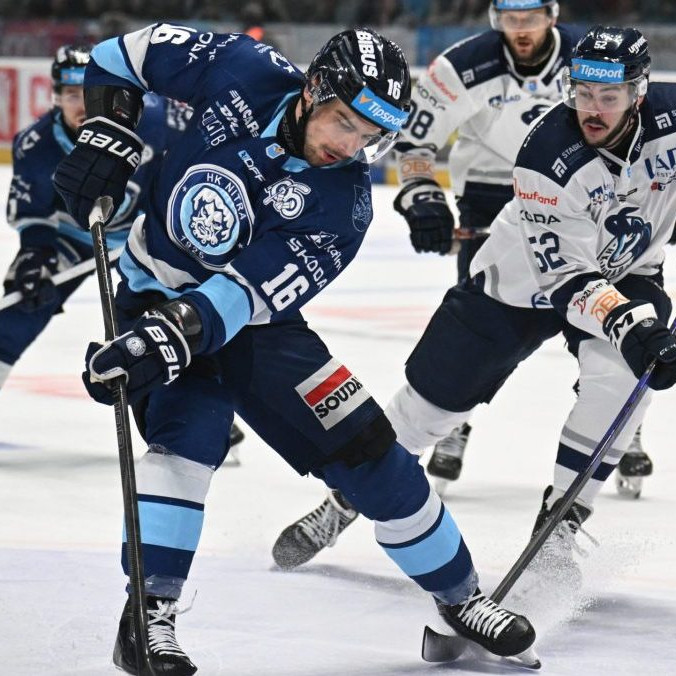 Marko Stacha a Ryan Sproul v súboji o puk.