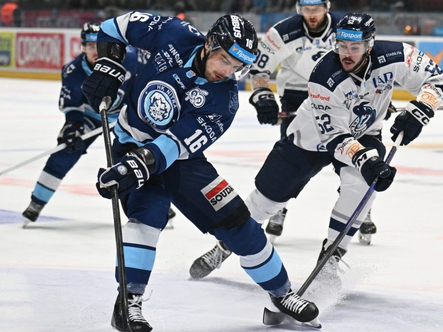 Marko Stacha a Ryan Sproul v súboji o puk.