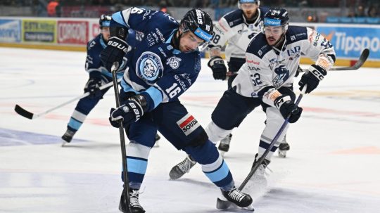 Marko Stacha a Ryan Sproul v súboji o puk.