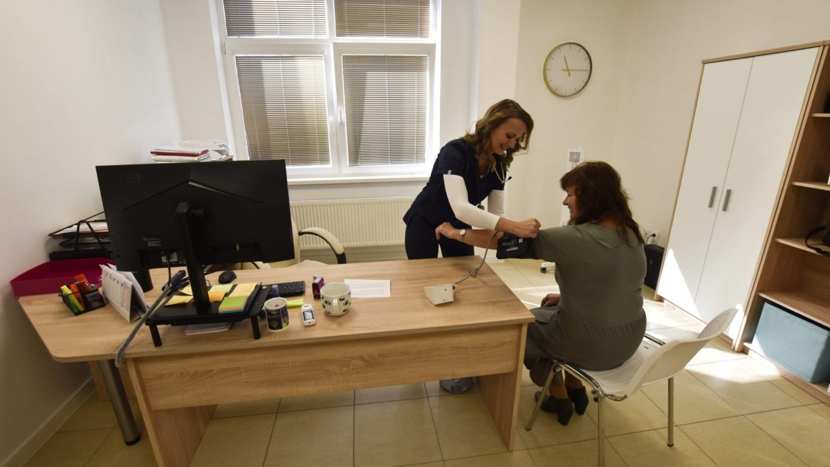 Plat&iacute;me aj za &uacute;kony, ktor&eacute; by mali byť zadarmo. Ombudsman Dobrovodsk&yacute; upozorňuje na nejasn&eacute; pravidl&aacute; a syst&eacute;mov&eacute; zlyhanie