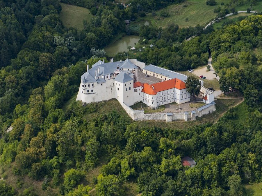 Z dejiska panského hodovania a poľovačiek sa stal sirotinec i vyhnanstvo pre rehoľné sestry: Aj to je hrad Ľupča
