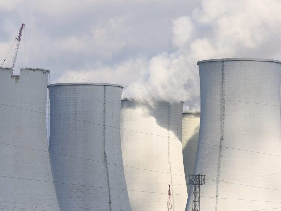 Chladiace veže jadrovej elektrárne v Jaslovských Bohuniciach.