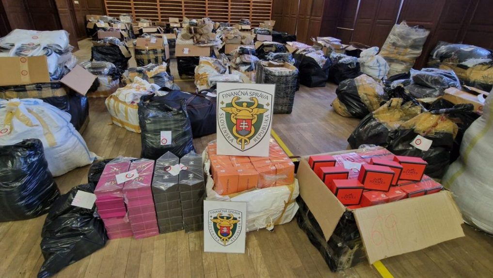 Colníci zadržali viac ako tritisíc kusov falzifikátov.