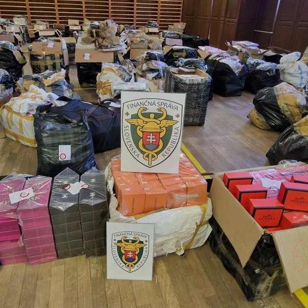 Colníci zadržali viac ako tritisíc kusov falzifikátov.