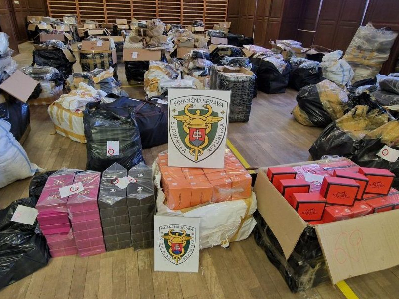 Colníci zadržali viac ako tritisíc kusov falzifikátov.