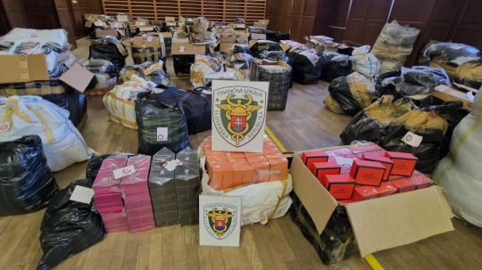 Colníci zadržali viac ako tritisíc kusov falzifikátov.