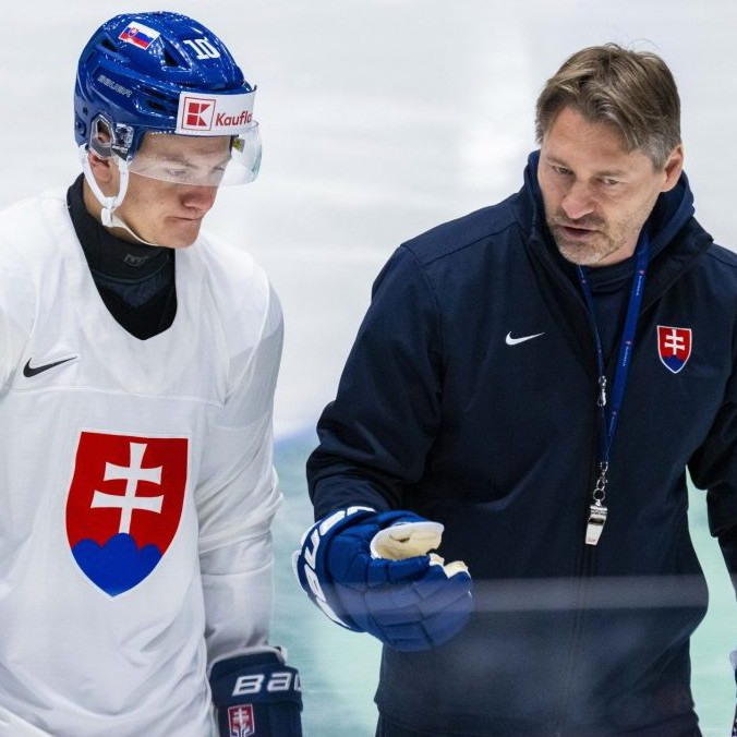 Adam Sýkora a tréner hokejovej reprezentácie Vladimír Országh.