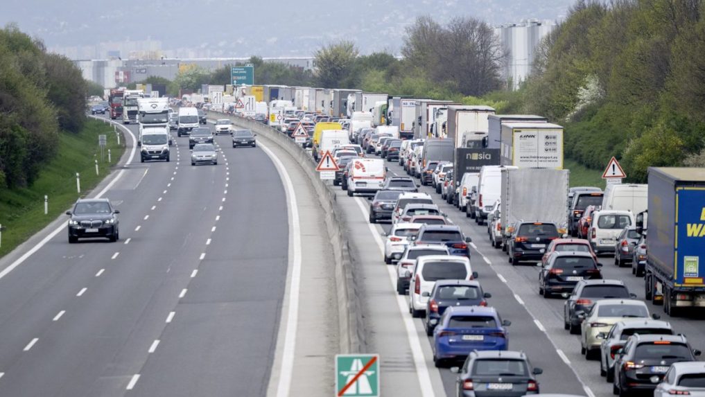 Na sn&iacute;mke kol&oacute;na do Bratislavy.