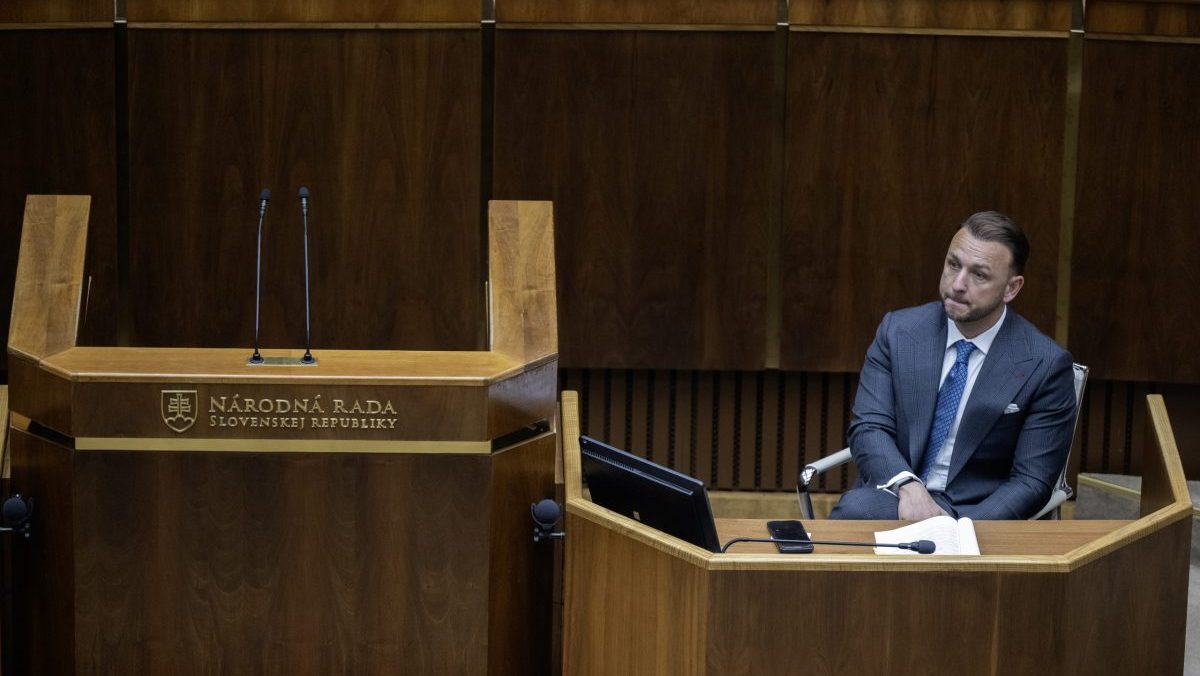 Sch&ocirc;dza k n&aacute;vrhu na odvolanie Mat&uacute;&scaron;a &Scaron;utaja E&scaron;toka sa neotvorila. Dokazuje to chaos v koal&iacute;cii, tvrd&iacute; opoz&iacute;cia