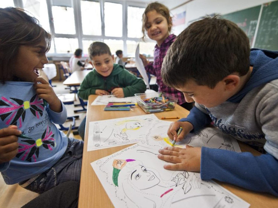 Deti na vyučovaní v škole v Plaveckom Štvrtku.