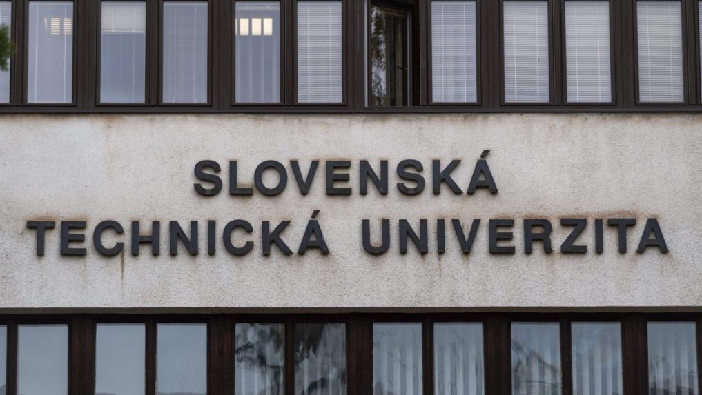 Nápis na budove, v ktorej sídli Rektorát Slovenskej technickej univerzity.