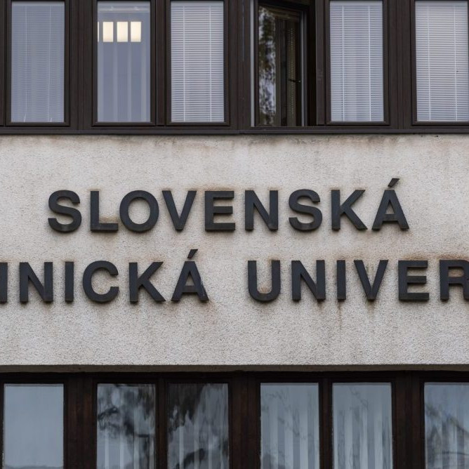 Nápis na budove, v ktorej sídli Rektorát Slovenskej technickej univerzity.