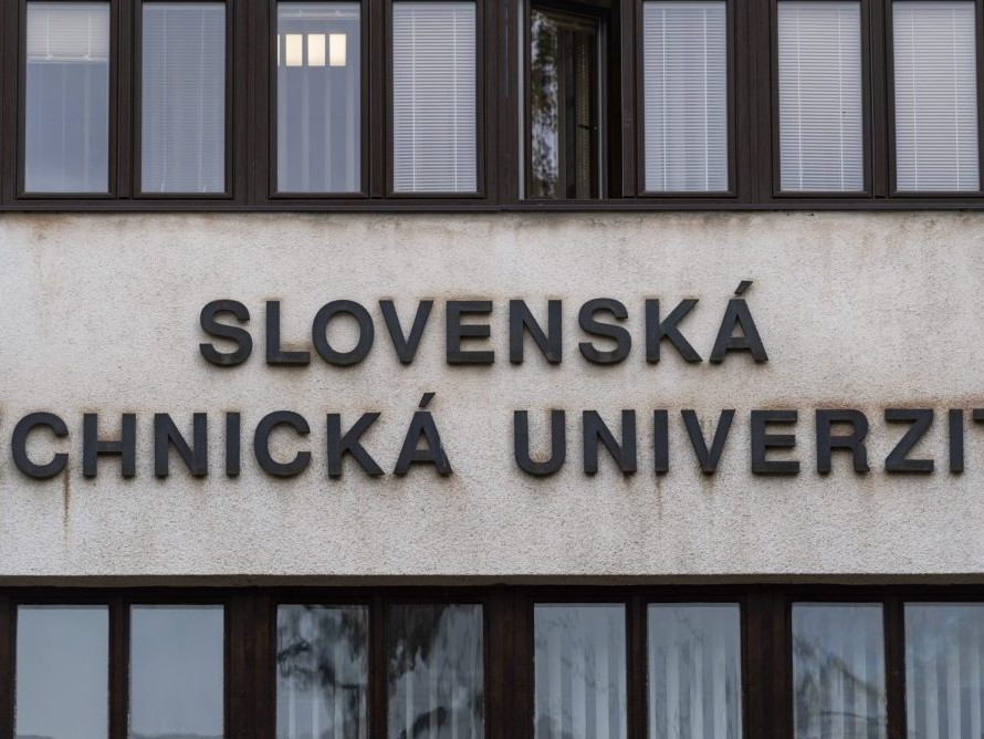 Nápis na budove, v ktorej sídli Rektorát Slovenskej technickej univerzity.
