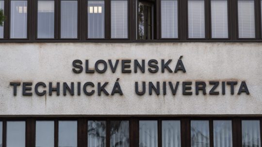 Nápis na budove, v ktorej sídli Rektorát Slovenskej technickej univerzity.