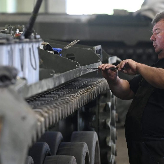 Zamestnanec pri výrobe nákladných automobilov značky Tatra.