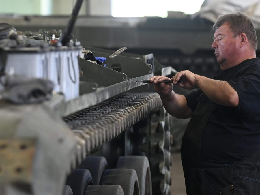 Zamestnanec pri výrobe nákladných automobilov značky Tatra.