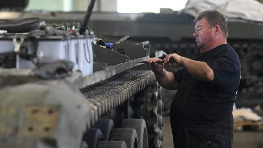 Zamestnanec pri výrobe nákladných automobilov značky Tatra.