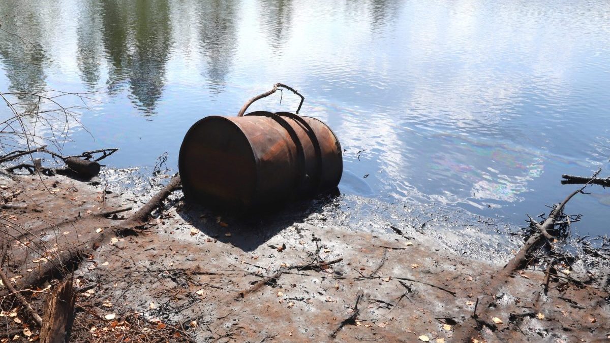 Z b&yacute;val&eacute;ho z&aacute;vodu na Horehron&iacute; denne odvez&uacute; na čistenie vy&scaron;e 20-tis&iacute;c litrov toxickej vody, hr&aacute;dzi hroz&iacute; pretrhnutie