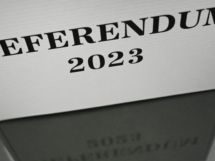 Prenosná volebná schránka pre referendum.