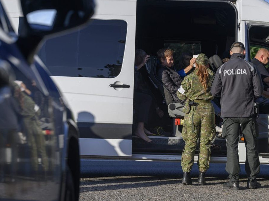 Náhodná kontrola na hraničnom priechode Bratislava-Rajka.