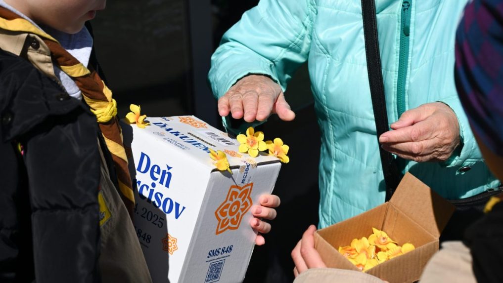 Na snímke dobrovoľníci a prispievateľka pri príležitosti Dňa narcisov.