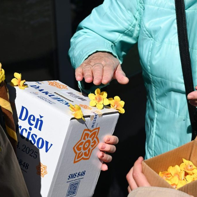 Na snímke dobrovoľníci a prispievateľka pri príležitosti Dňa narcisov.