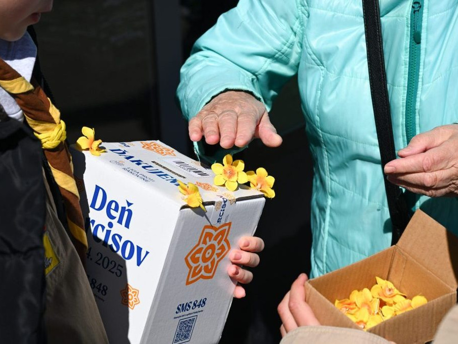 Na snímke dobrovoľníci a prispievateľka pri príležitosti Dňa narcisov.