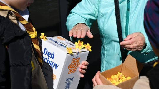 Na snímke dobrovoľníci a prispievateľka pri príležitosti Dňa narcisov.