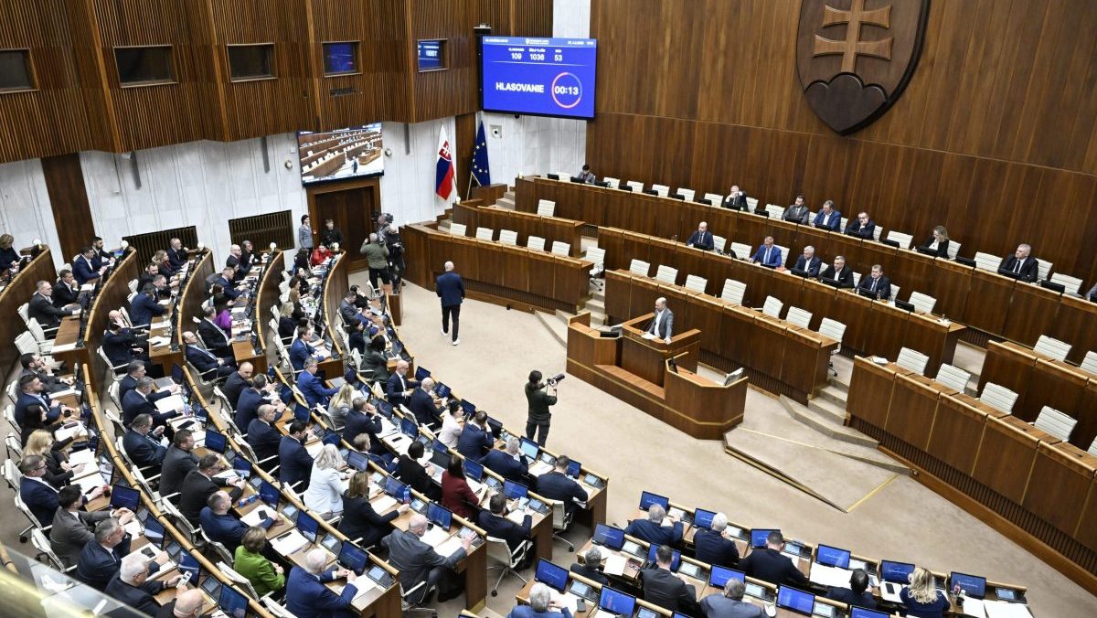 Ďal&scaron;&iacute; rozkol v koal&iacute;cii? Vl&aacute;dny n&aacute;vrh o zmen&aacute;ch v katastri nepodporili viacer&iacute; poslanci z SNS