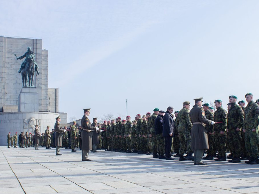 Na snímke českí vojaci.